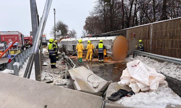 Autobahnsperre nach Unfall – Feuerwehr muss hunderte Liter Öl beseitigen (FOTOS)