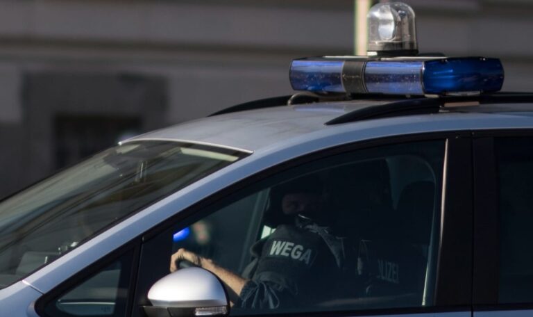 Flucht über Baugerüst: WEGA stürmt Versteck des Senioren-Betrügers