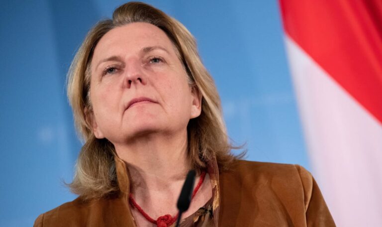 Menschen in Österreich seien Hyänen – Kann Kneissls Russland-Liebe zum Pass-Verlust führen?