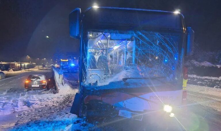 Frontal-Crash am Bahnhof: Frau rammt Bus – Schülerin verletzt