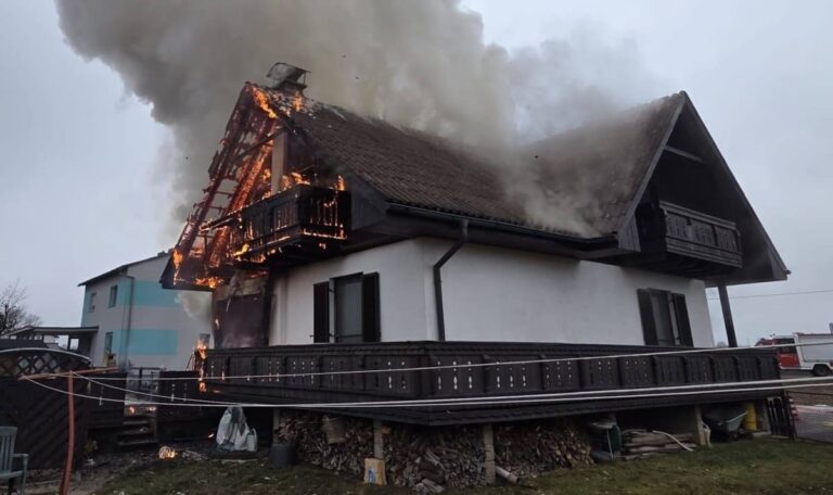 Zwei Großeinsätze für die Feuerwehr: Einsatzkräfte bergen zwei Todesopfer