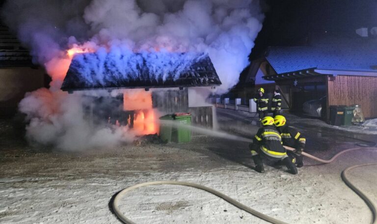 Nachts um halb drei: Glimmende Asche löst Feuerdrama aus