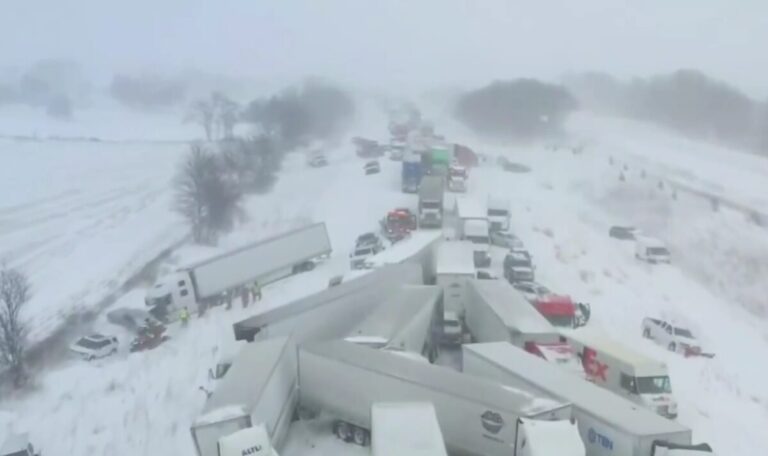 Horror-Crash bei Schneesturm: 100 Autos und 40 Lkw ineinander verkeilt (VIDEO)