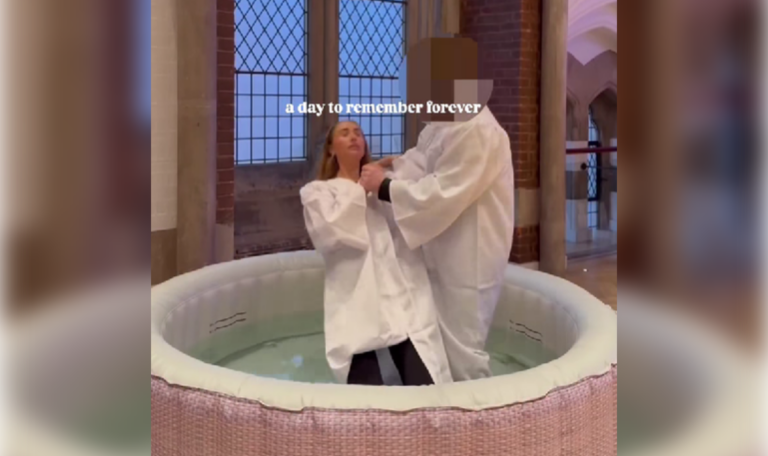 OnlyFans-Star Lily Phillips ließ sich taufen – „um Beziehung zu Gott zu festigen“ (VIDEO)