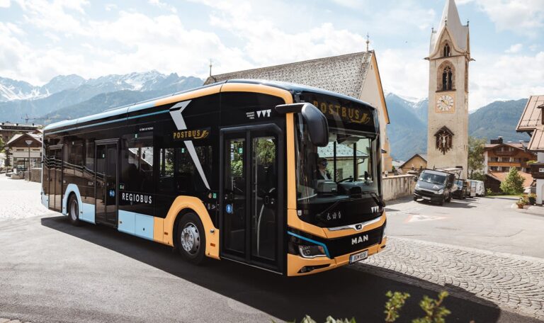 Zu steil: E-Busse kapitulieren vor Berg – Fahrgäste müssen laufen