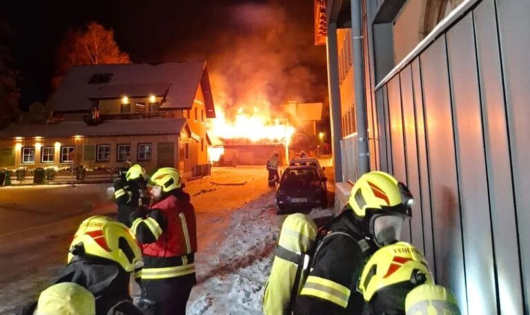 Als er das Knistern hörte, blieben nur Sekunden – Holzhütte völlig zerstört