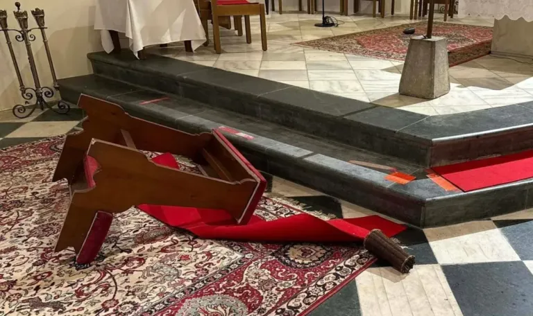 Nach Familiengottesdienst: Kirche zum dritten Mal verwüstet (FOTOS)