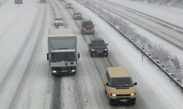 Schnee-Horror auf A2: Autofahrer 16 Stunden im eisigen Blechgefängnis