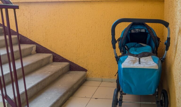 Brandanschlag im Stiegenhaus: Unbekannte zünden Kinderwagen an