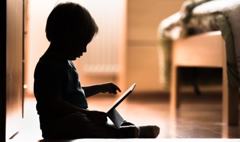 Digitale Kindheit mit Folgen: Warum Tablets Kinder sprachlich zurückwerfen