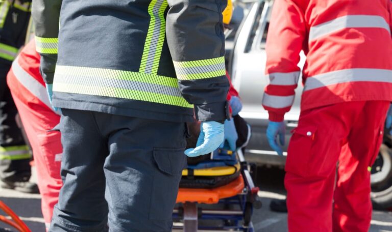 Mutter wird zur Heldin: Sohn (21) nach Anfall in Autowrack eingeklemmt