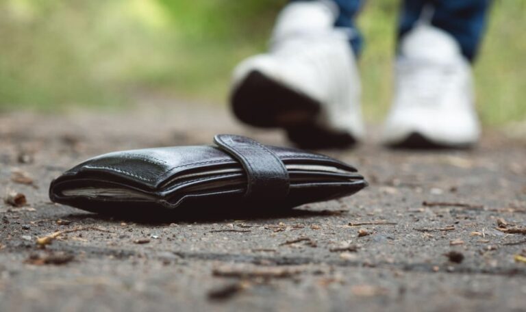 Emir (17) findet Geldbörse und überrascht mit ungewöhnlicher Reaktion