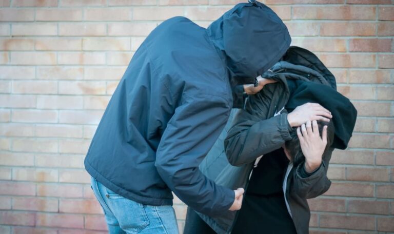 Brutale Attacke: Jugendliche überfallen Schüler am Heimweg