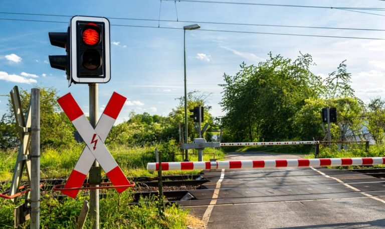 Schockmoment auf Gleisen: Geblendet von Sonne – Schnellbahn erfasst Senior