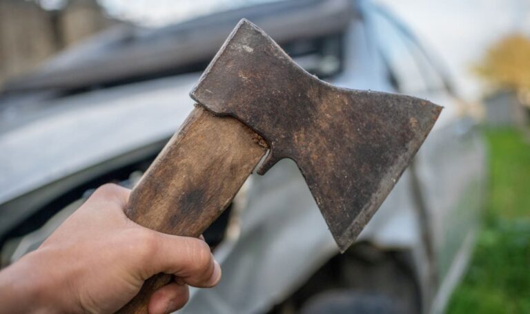 Auto falsch geparkt: Pensionist bedrohte Nachbarinnen mit Axt