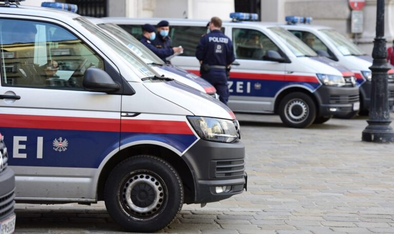Chaos auf der Straße: Mercedes verursacht Unfall und fährt davon