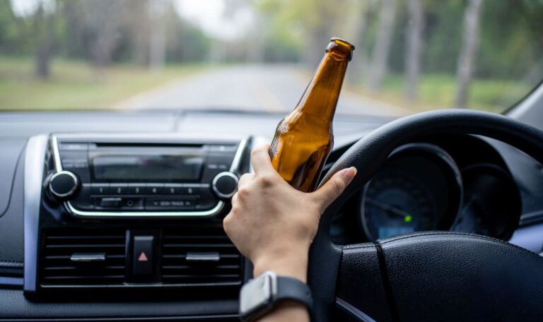 Lebensgefahr im Auto: Betrunkene Mutter mit Kind (6) gestoppt!