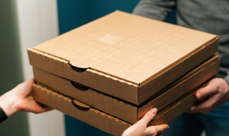 Bekiffter Zusteller baut Unfall und liefert danach Pizza aus