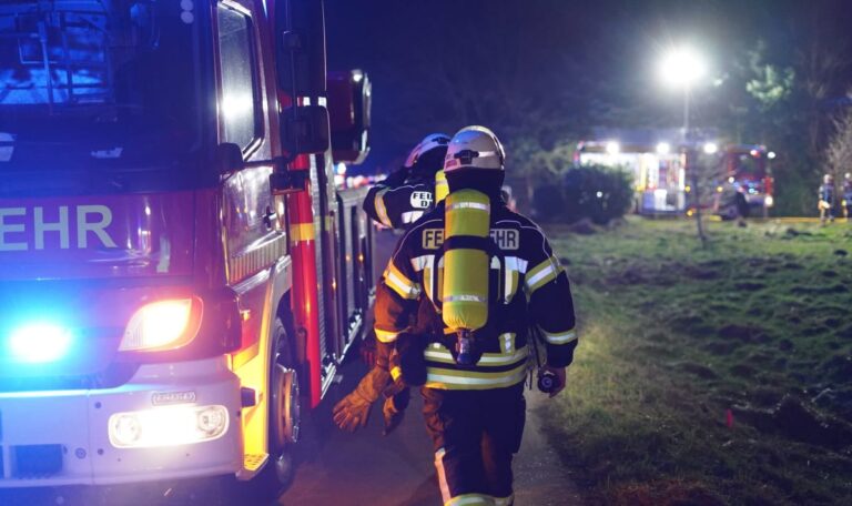 Höchste Alarmstufe: 220 Feuerwehrleute kämpften stundenlang gegen Großbrand