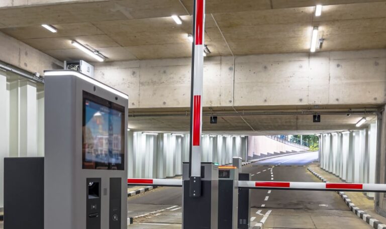 Mutter und Tochter im Parkhaus bedroht: Mann wollte Gratisfahrt erzwingen