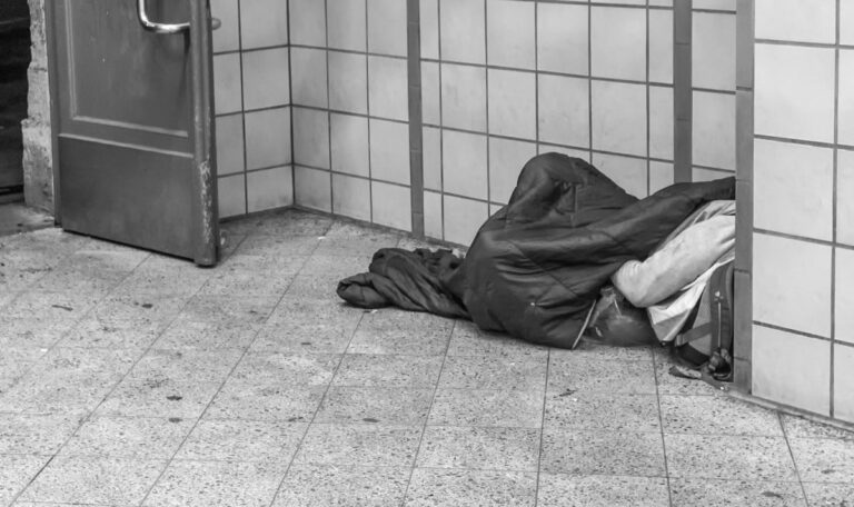 Hass-Attacke in U-Bahn: Betrunkener tritt auf Obdachlosen ein