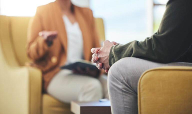 Psycho-Hilfe auf Knopfdruck: So kommst du an kostenlose Therapieplätze!