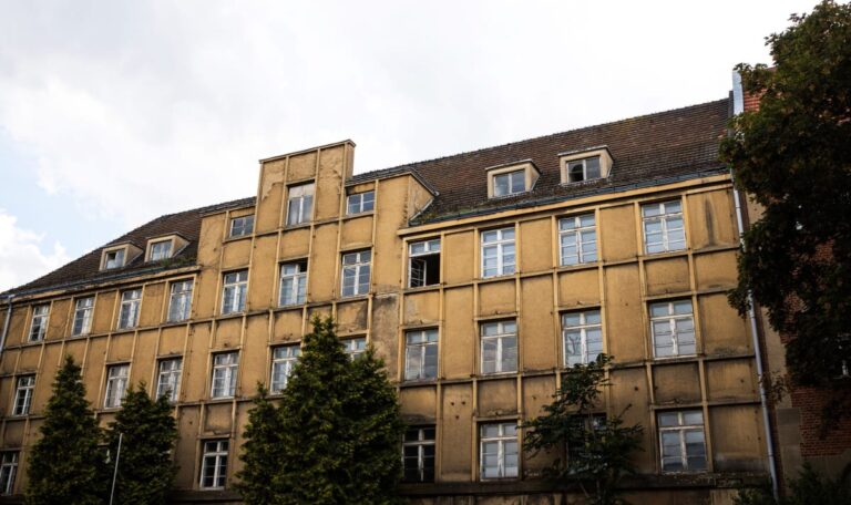 DDR-Erbe in Flammen: Historisches Gebäude bei Goebbels-Villa brennt lichterloh