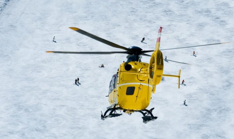 Snowboard brach, Helm schützte nicht: 21-Jähriger stirbt nach Pistensturz