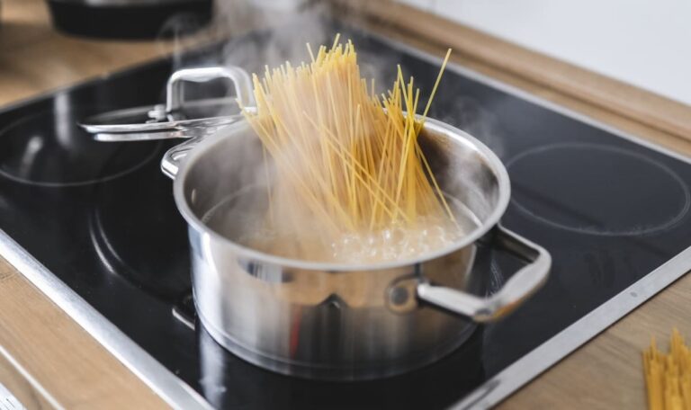 Unfassbar! Mann erwischt Einbrecher beim Pasta-Kochen