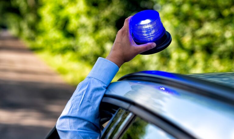 Falscher Polizist: Autofahrer baut eigenes Blaulicht – Anzeige