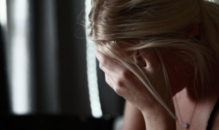 Vier Mal auf Fake-Promis reingefallen: Zweifache Mutter verliert Haus und Auto
