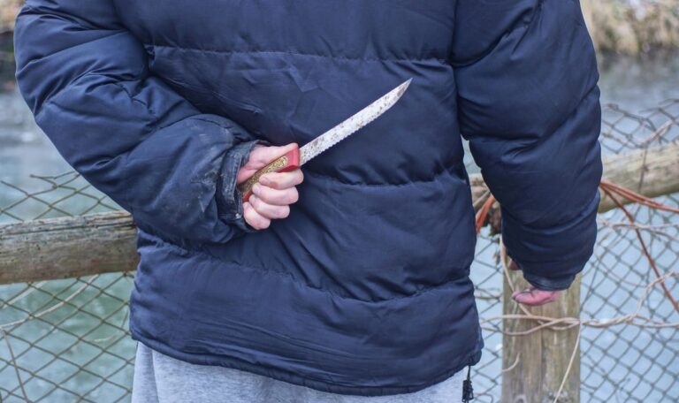 Nach blutigem Angriff: Nachbarland rüstet Schulen mit Metalldetektoren auf