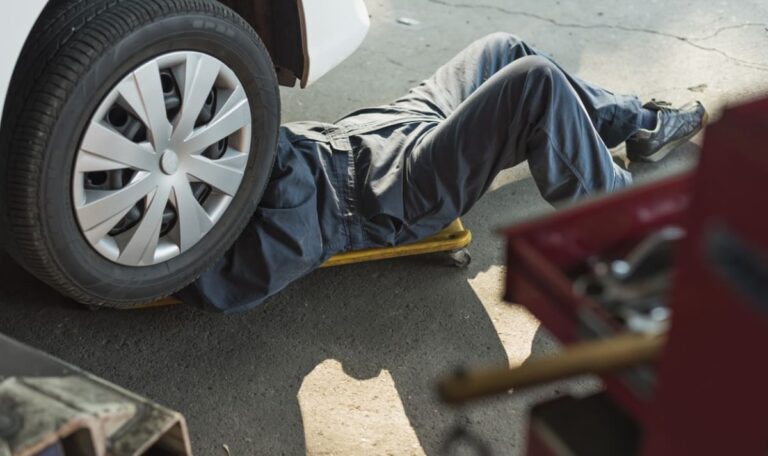 Selbstgebaute Halterung gab nach – Auto begräbt Bastler unter sich