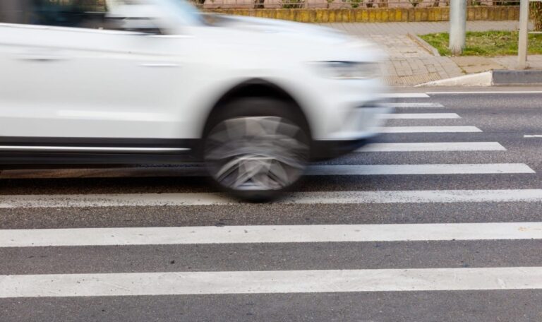 160 km/h durch Wohngebiet – Polizei sucht Frau nach Beinahe-Kollision