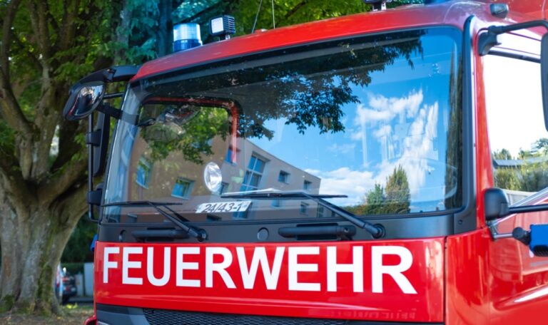 Feuerwehr in Flammenhölle eingesperrt – Angeklagter lachte höhnisch