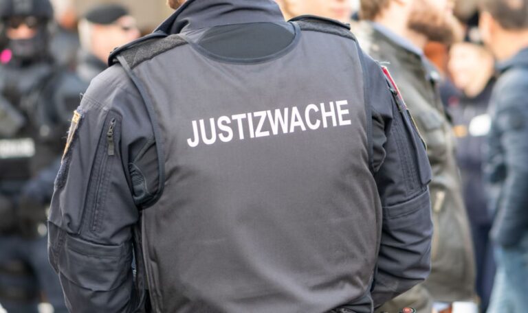 Nach Hilferuf abgewiesen: 14 Frauen mit Fäkalien attackiert