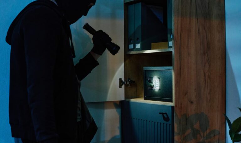 Einbrecher packt aus: Diese Bargeld-Verstecke durchsucht er zuerst