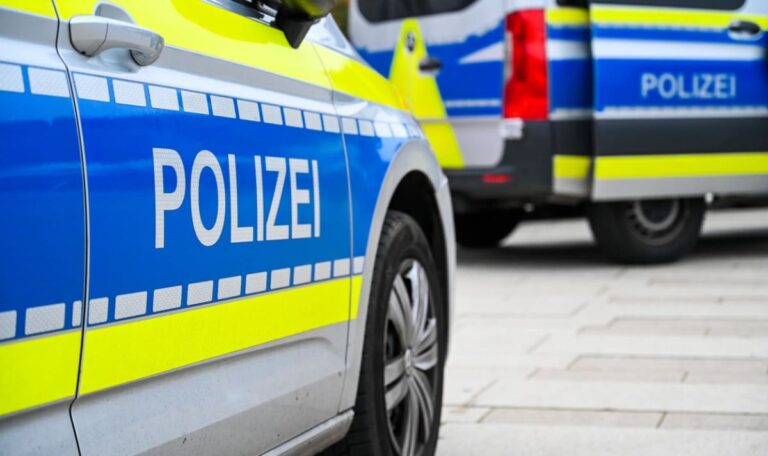 Kleinkind ging barfuß auf Straße – Polizei entdeckt fünf weitere verwahrloste Kinder