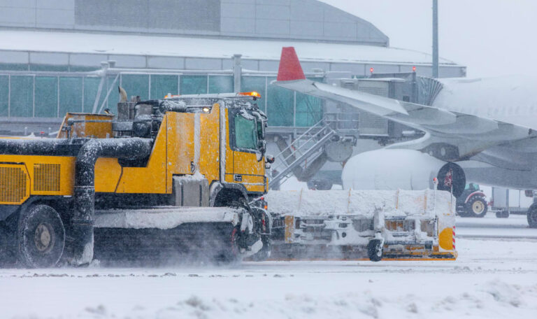 Kälteschock lähmt Europa: 850 Kilometer Stau und Flughafen-Chaos