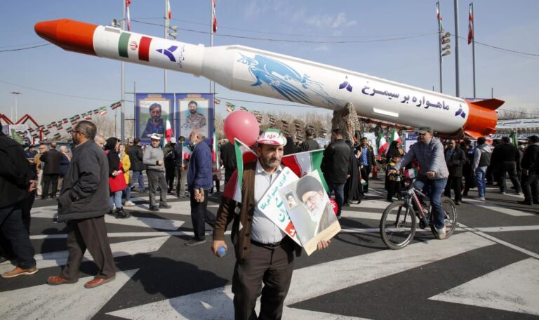 Iran droht mit Langstreckenraketen – Trump warnt vor Angriff