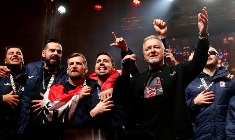 Thompsons Auftritt beim Empfang der kroatischen Handballer spaltet Kroatien