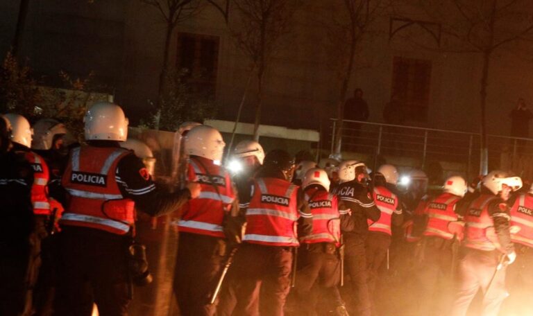 Feuer und Tränengas: Albaniens Hauptstadt versinkt im Protest-Chaos!