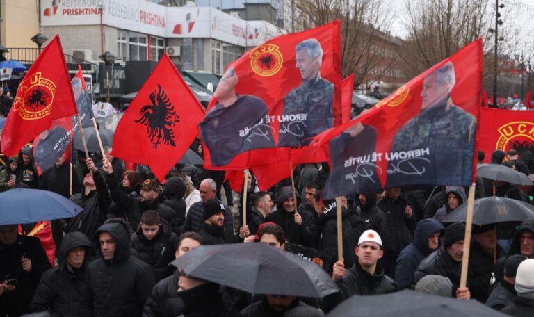 Protest in Pristina: Zehntausende marschieren für Ex-Präsidenten Thaci