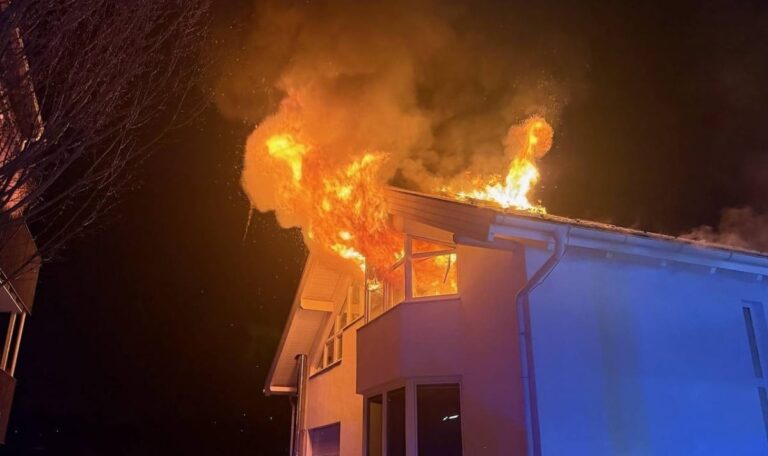 Dachstuhl in Flammen: Familie flüchtet aus brennendem Haus
