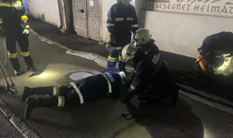 Abenteuertour unter der Stadt ging schief: Mann wählt Notruf aus Kanal (FOTOS)