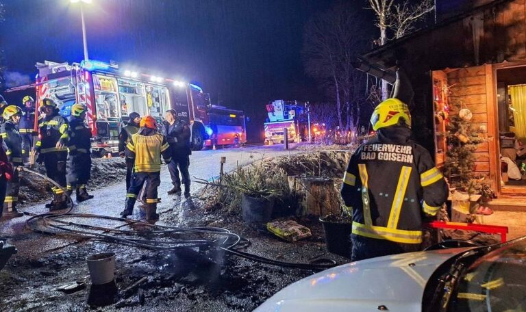 Passantin wird zur Lebensretterin – 75-Jähriger lag in brennendem Haus (FOTOS)