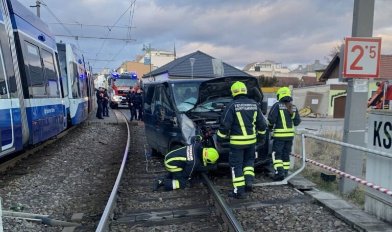 Badner Bahn entgleist nach Kollision mit PKW (FOTOS)