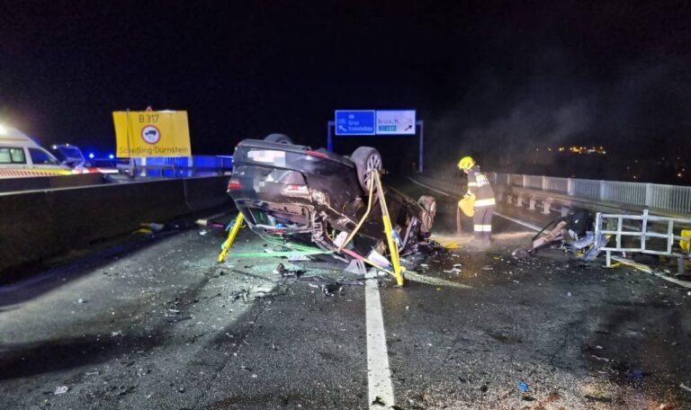 Horror-Crash auf S6: Mann im Wrack eingeklemmt