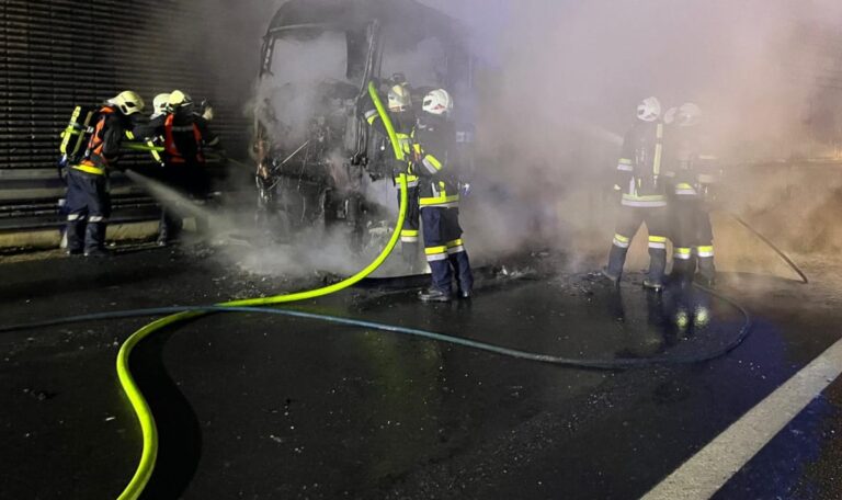 Vollbrand auf A1: Sattelzug geht in Flammen auf (FOTOS)