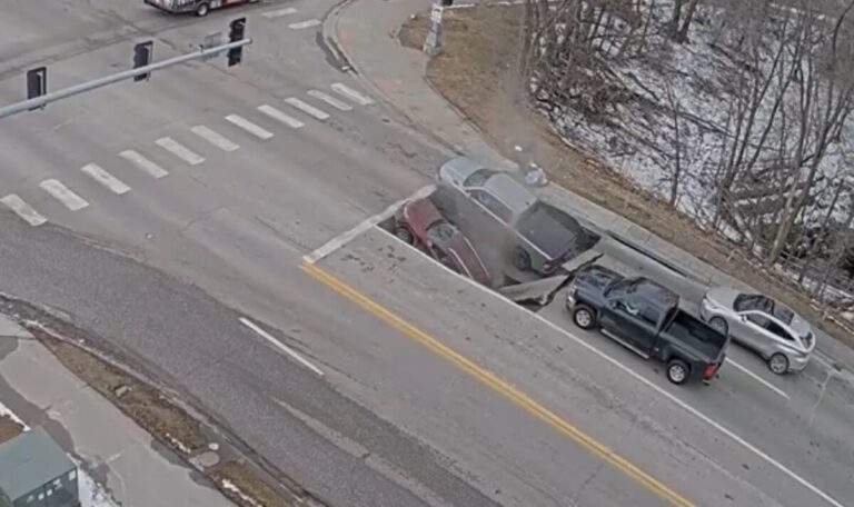 Während die Ampel rot war: Erdloch verschluckt zwei Autos (VIDEO)